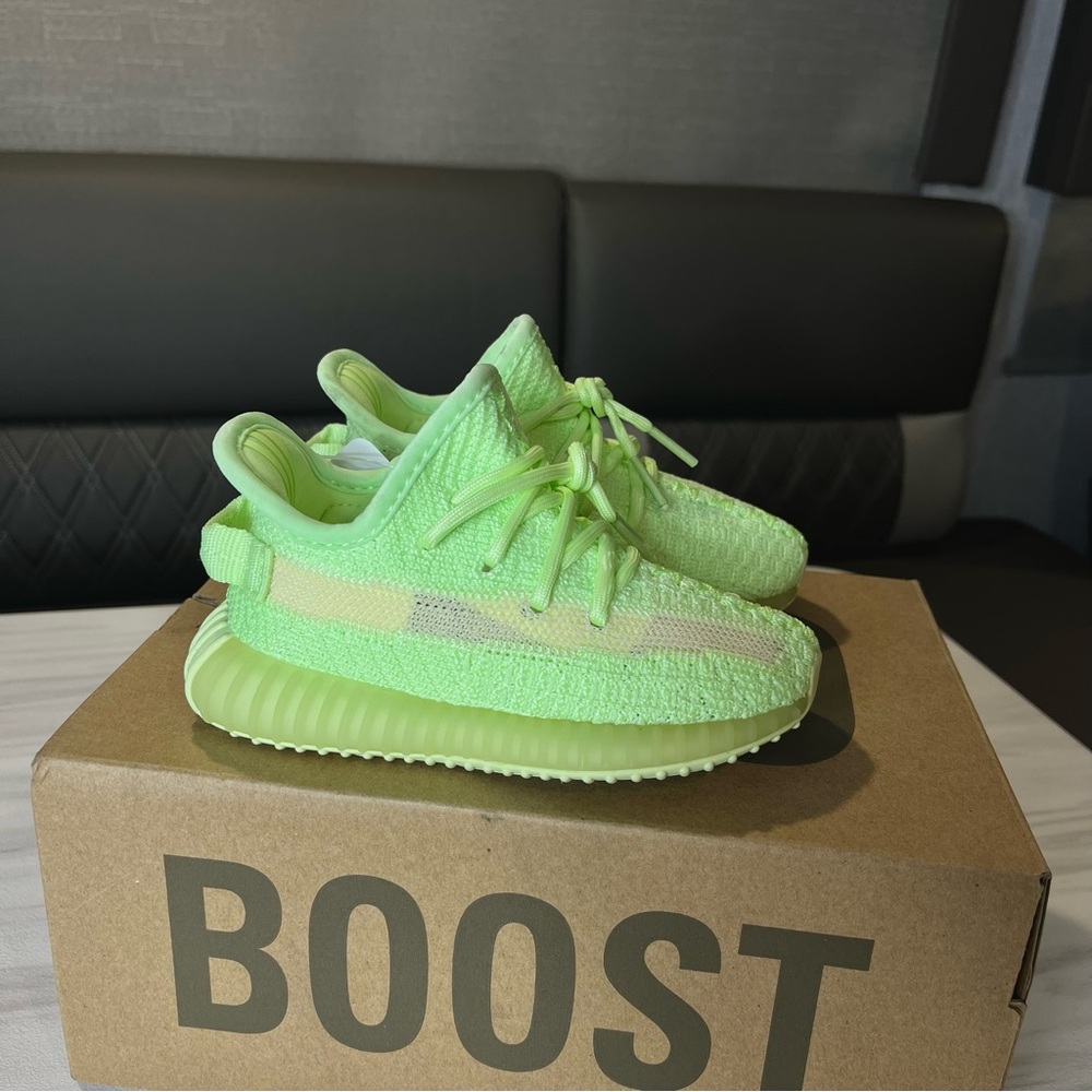 Adidas Yeezy Boost 350 V2 Glow toddler size 8K
